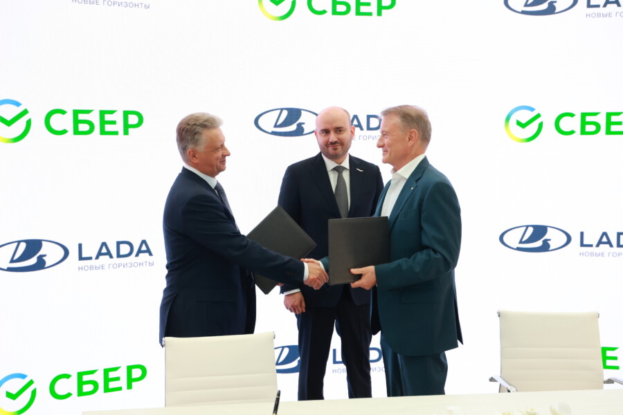 Сбер и АВТОВАЗ договорились о развитии цифровых сервисов для LADA