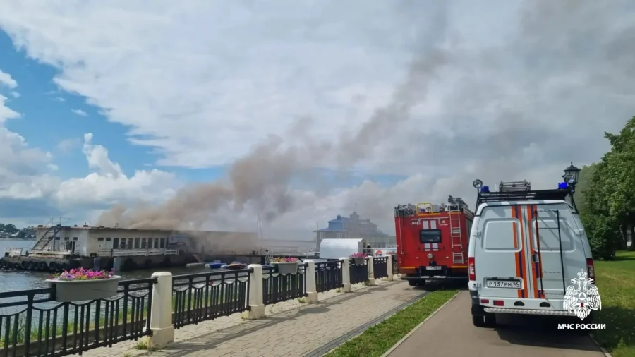 Дебаркадер горит на набережной в Костроме