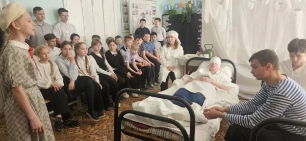 Костромские школьники устроили в классе военный госпиталь
