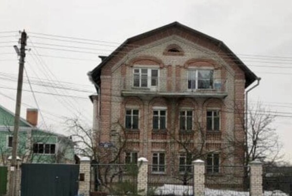 Житель Костромы открыл рехаб для наркоманов и алкоголиков в собственном трехэтажном коттедже