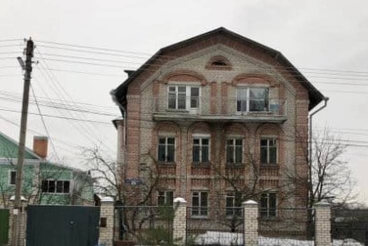 Житель Костромы открыл рехаб для наркоманов и алкоголиков в собственном трехэтажном коттедже