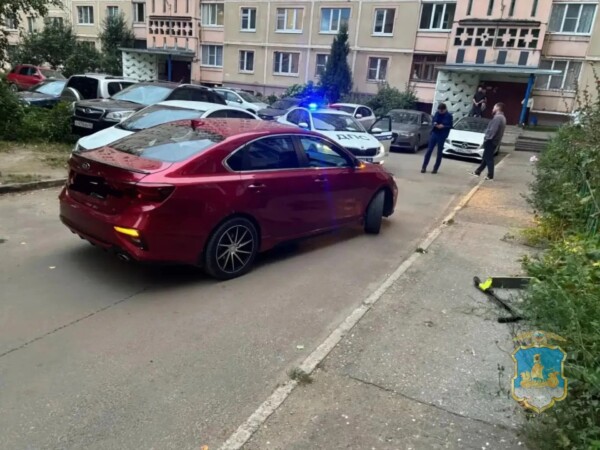 Малыш на самокате попал под машину прямо во дворе