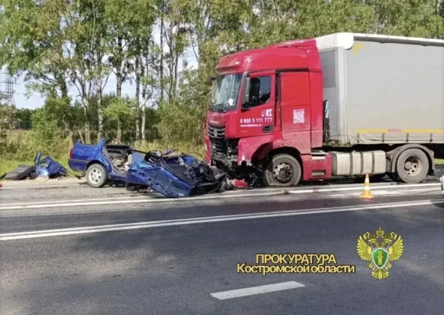 Водитель погиб в страшной аварии под Костромой