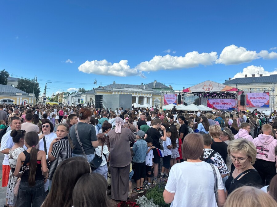 «Места у сцены занимали с утра»: тысячи подростков пришли на концерт блогеров в Костроме