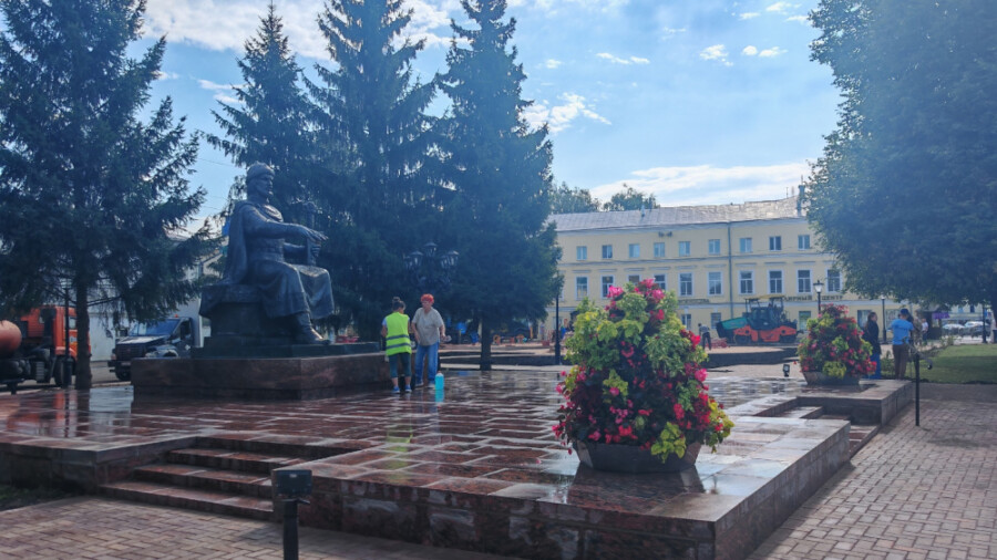 Знаменитого князя в Костроме помыли с пенкой прямо в центре
