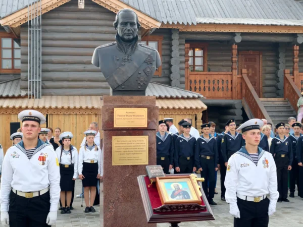 В Костроме установили бюст адмирала, подаренный меценатами