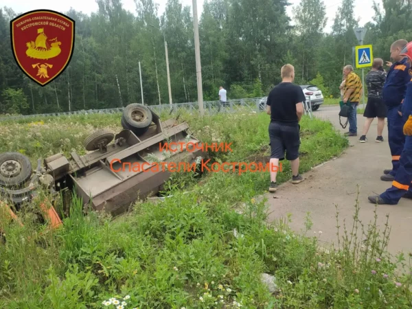 КамАЗ перевернулся у железнодорожного переезда под Костромой