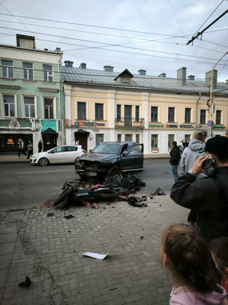 Мотоциклиста сбили в центре Костромы в день города