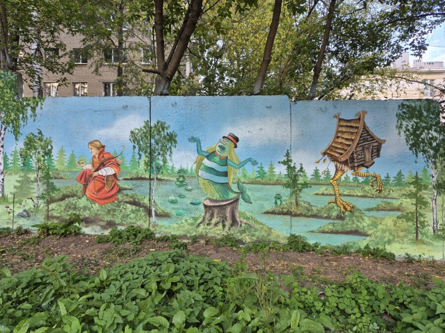 Пациенты детской больницы в Костроме увидели в окно Водяного и Избушку на курьих ножках