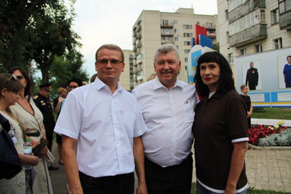 Врачи, учителя, полицейские: чьи лица появились на обновленной доске Почета в Костроме