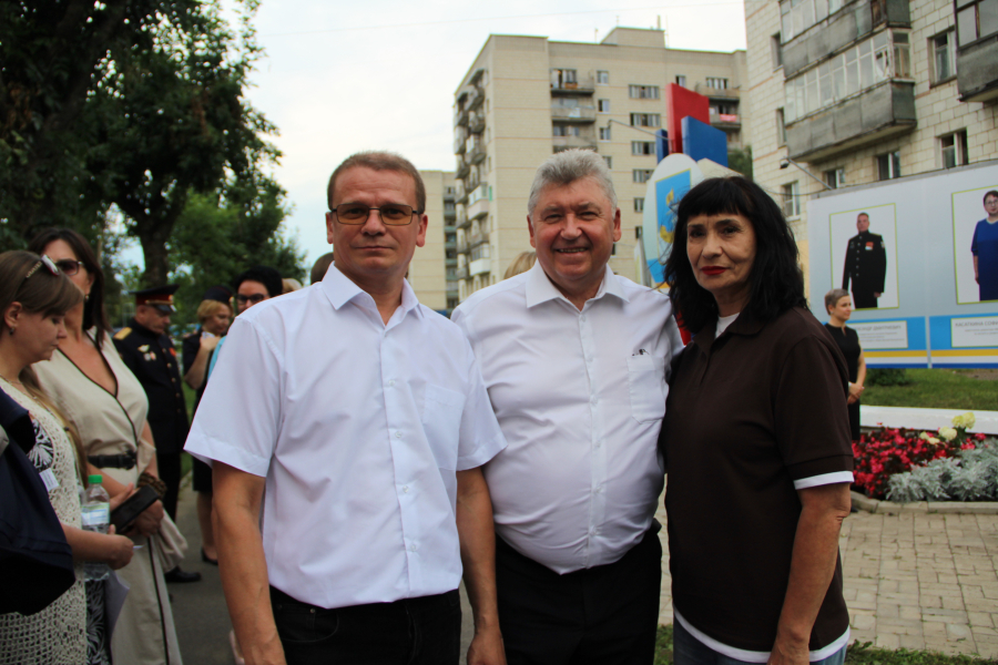 Врачи, учителя, полицейские: чьи лица появились на обновленной доске Почета в Костроме