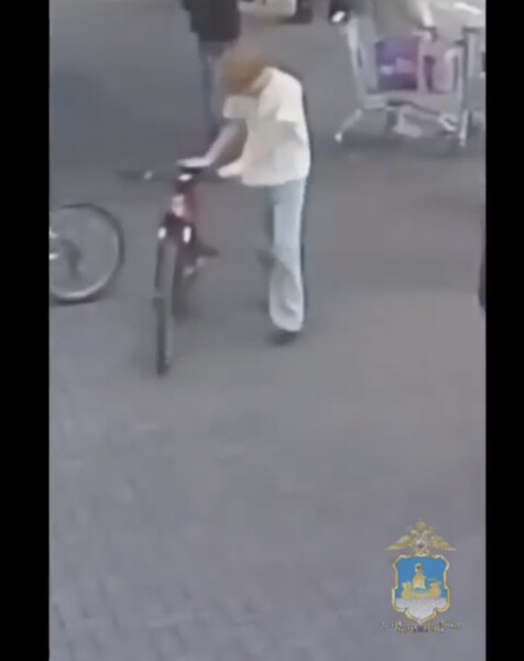 Полиция велосипед с подростком на нем