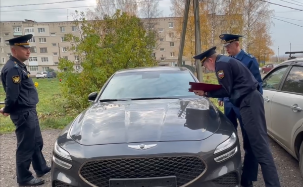 Автомобиль за 4 миллиона рублей отняли в Костроме у чиновника-коррупционера