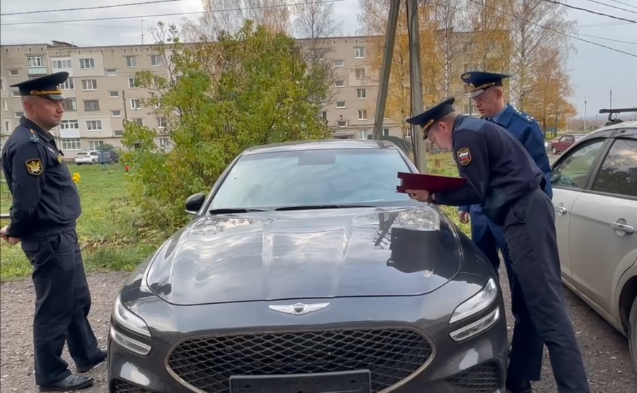 Автомобиль за 4 миллиона рублей отняли в Костроме у чиновника-коррупционера
