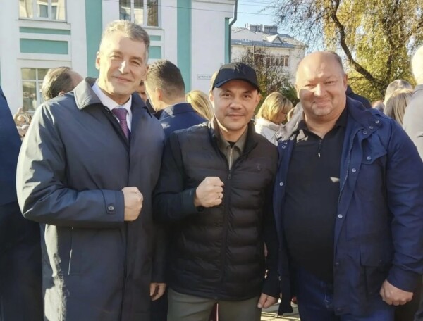 Легендарный боксер посмотрел на бронзовую Екатерину в Костроме