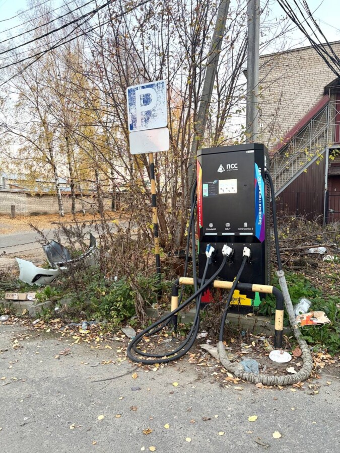 В Костроме зарядку для модных электромобилей обнаружили в куче мусора