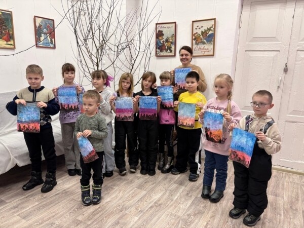 Костромских детей научили делать картины под солью