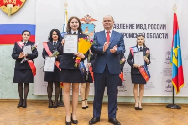 Самую красивую девушку с пистолетом обнаружили в Костроме