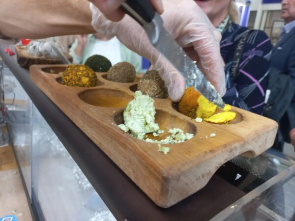 Костромичи досыта накормили москвичей сырами и калачами