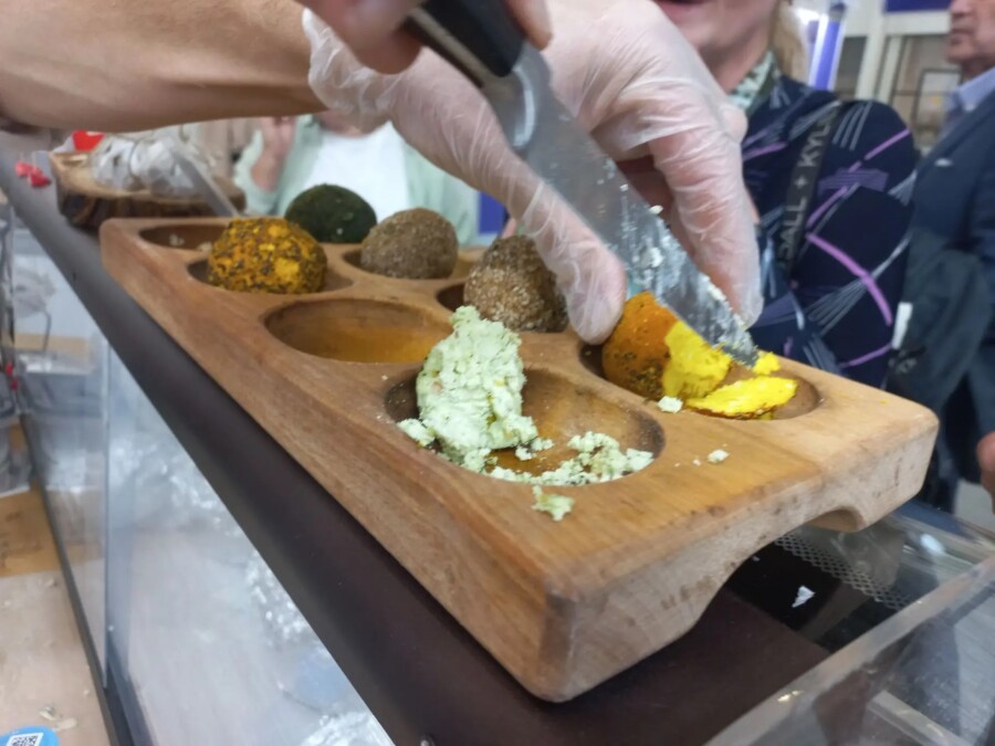 Костромичи досыта накормили москвичей сырами и калачами